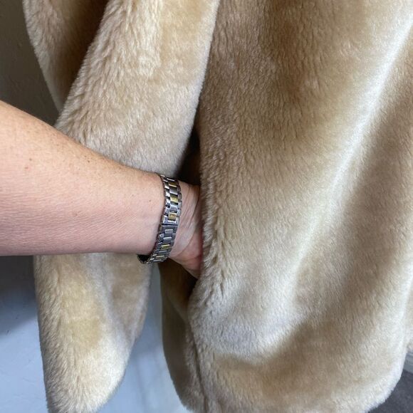 Elegant Cream Faux Fur Coat - Picture 10 of 10